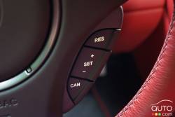 Commande pour le régulateur de vitesse sur le volant de l'Aston Martin DB9 GT Volante 2016