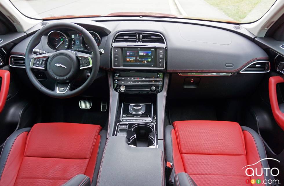 2017 Jaguar F Pace R Sport pictures on Auto123.tv