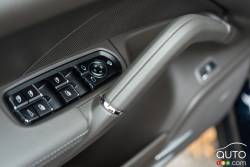 2015 Porsche Cayenne S E-Hybrid door panel