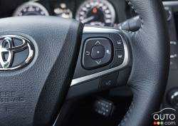 2016 Toyota Camry XLE steering wheel detail