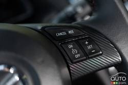 Commande pour le régulateur de vitesse sur le volant de la Mazda 3 GT 2015