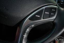 Commande pour le régulateur de vitesse sur le volant de la Hyundai Elantra GT Limited 2016