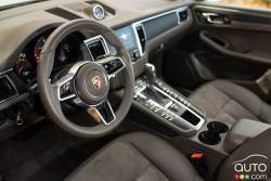 2017 Porsche Macan cockpit