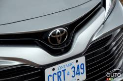 Front logo of the 2018 Camry X LE 