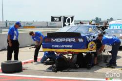 Les mécaniciens travail lent sur la voiture de Ron Beauchamp Jr., Mopar/Exide/Pennzoil Dodge