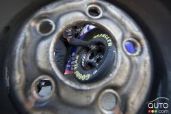 Un mécanicien change un pneu durant la pratique du vendredi.