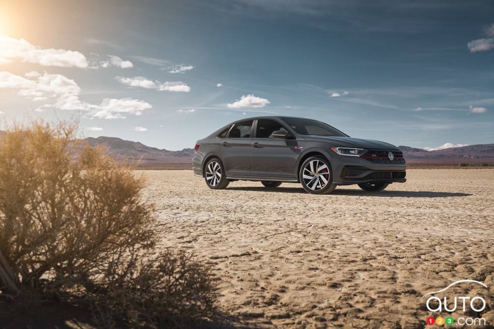 2019 Volkswagen Jetta GLI debuts at the Chicago Auto Show: Side view