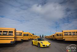Porsche jaune, autobus jaunes