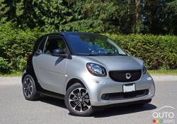 2016 Smart ForTwo Coupe Passion front 3/4 view