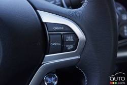 Commande pour le régulateur de vitesse sur le volant de la Honda CRZ 2016