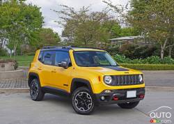 2016 Jeep Renegade Trailhawk front 3/4 view