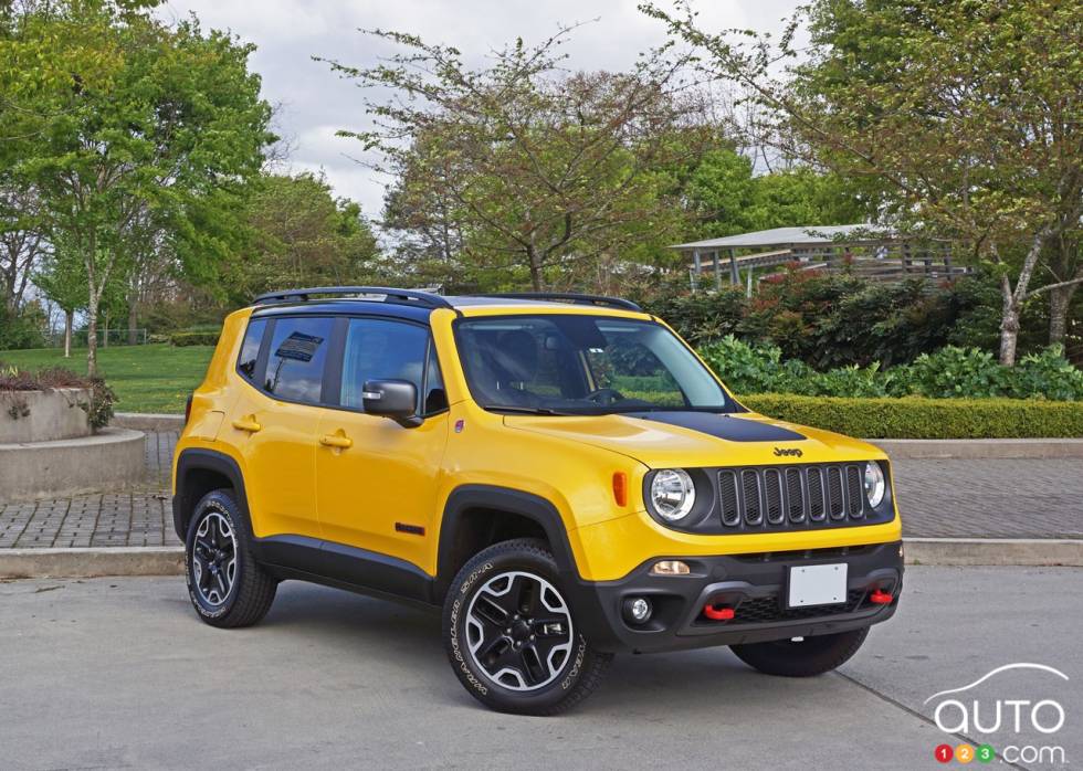 2016 Jeep Renegade Trailhawk front 3/4 view