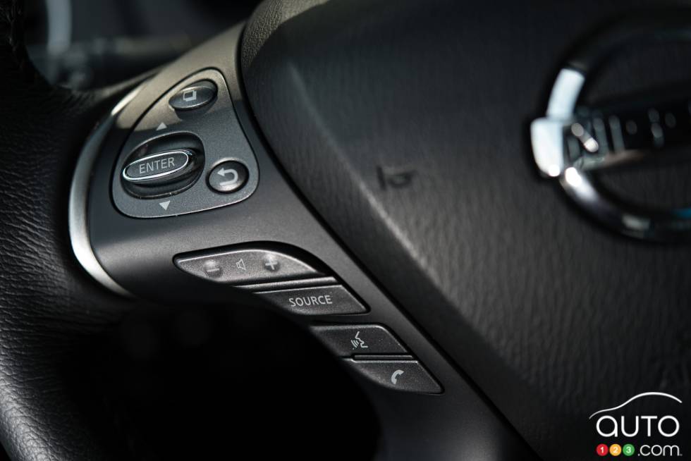 Commande pour audio au volant de la Nissan Pathfinder Platinum AWD 2015