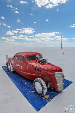 Buddy Walker, de Greeley, au Colorado, s’est amené avec sa Chevrolet 1938 équipée d’un moteur V8 Cadillac à chambres de combustion plates.