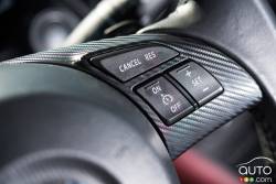 Commande pour le régulateur de vitesse sur le volant de la Mazda CX-3 2016