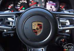 2017 Porsche 911 Carrera 4s steering wheel detail