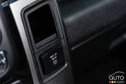 2015 Ram 1500 Black Sport 4x4 charger