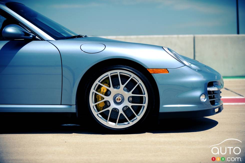 La Porsche 911 Turbo S pendant l'essai comparatif des supervoitures 2010