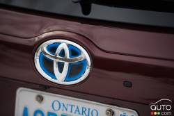 2016 Toyota Highlander Hybrid manufacturer badge