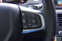 Commande pour le régulateur de vitesse sur le volant du Land Rover Dicovery Sport HSE 2016