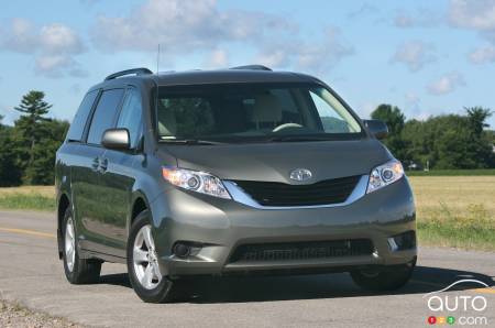 2011 Toyota Sienna LE pictures