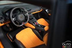 Habitacle du conducteur de la Lamborghini Huracan 2015