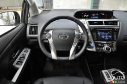Habitacle du conducteur de la Toyota Prius V 2016