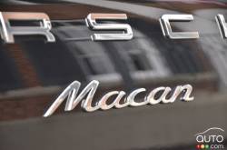 2017 Porsche Macan model badge
