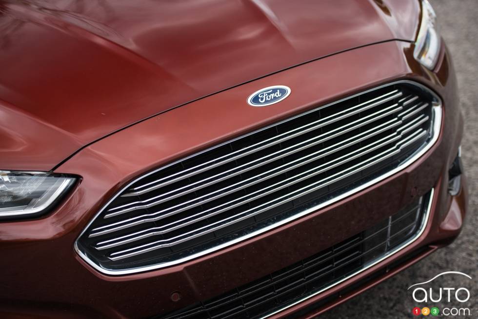 2016 Ford Fusion Titanium front grille
