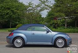 Vue de côté de la Volkswagen Beetle Convertible Denim 2016