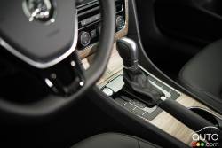 2016 Volkswagen Passat Comfortline shift knob