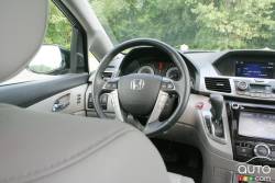 Habitacle du conducteur de la Honda Odyssey Touring 2016