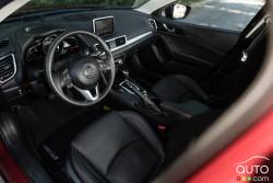 Habitacle du conducteur de la Mazda 3 GT 2015