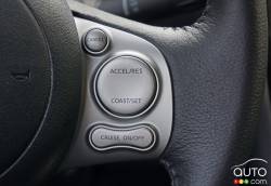 Commande pour le régulateur de vitesse sur le volant de la Nissan Micra SR 2016.