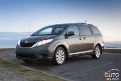 This is the third generation Sienna and it has really evolved since it was introduced back in 1998. Still the only vehicle in its class to make AWD available, the 2011 Sienna offers more space, innovative ideas and is sporting a cool, new look.