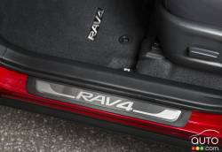 Garnissage des seuils du Toyota RAV4 2016