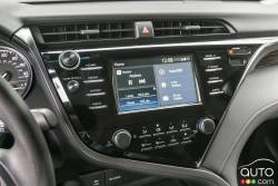 Multimedia display of the 2018 Toyota Camry LE