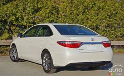 2016 Toyota Camry XLE rear 3/4 view