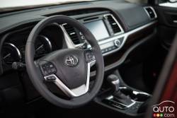 2016 Toyota Highlander Hybrid steering wheel