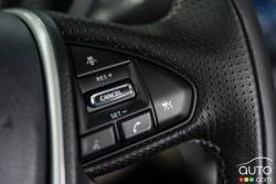 Commande pour le régulateur de vitesse sur le volant de la Nissan Maxima Platinum 2015