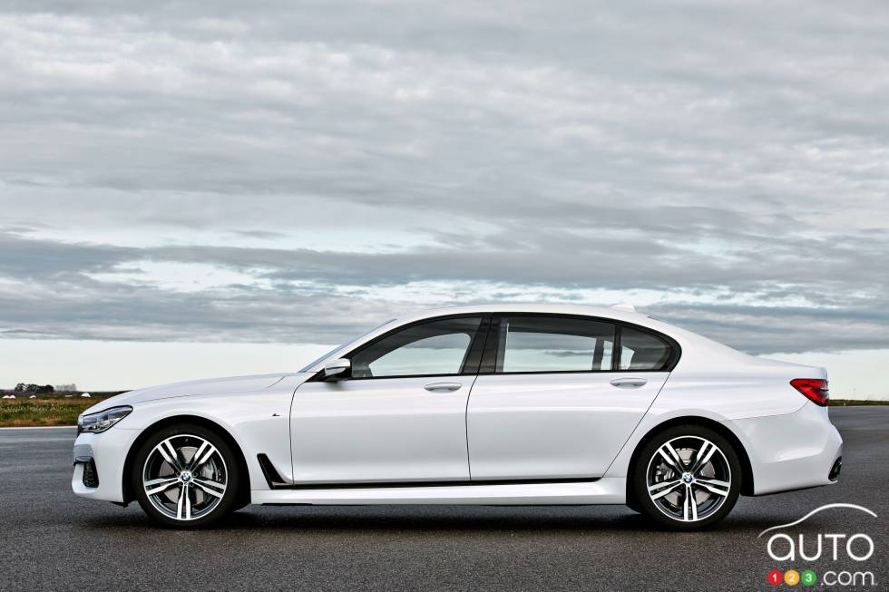 2016 BMW 7 series side view