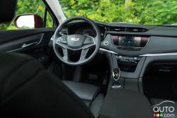 2016 Cadillac XT5 center console