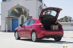 Vue 3/4 arrière de la Mazda3 2017