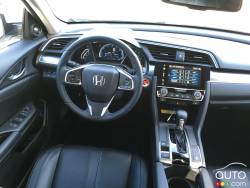 Habitacle du conducteur de la Honda Civic Touring 2016