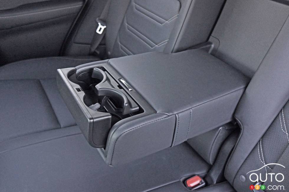 Accoudoire central arrière avec porte-gobelets du Lexus NX 300h executive 2016