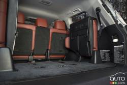 2016 Lexus LX 570 trunk
