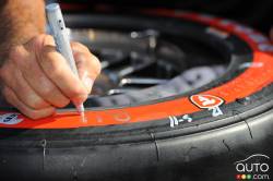 Un mécanicien marque un pneu