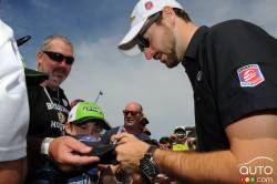 James Hinchcliffe , Andretti Autosport signs autographs
