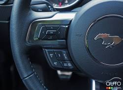 Commande pour le régulateur de vitesse sur le volant de la Ford Mustang GT 2016