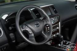 2015 Nissan Pathfinder Platinum AWD steering wheel
